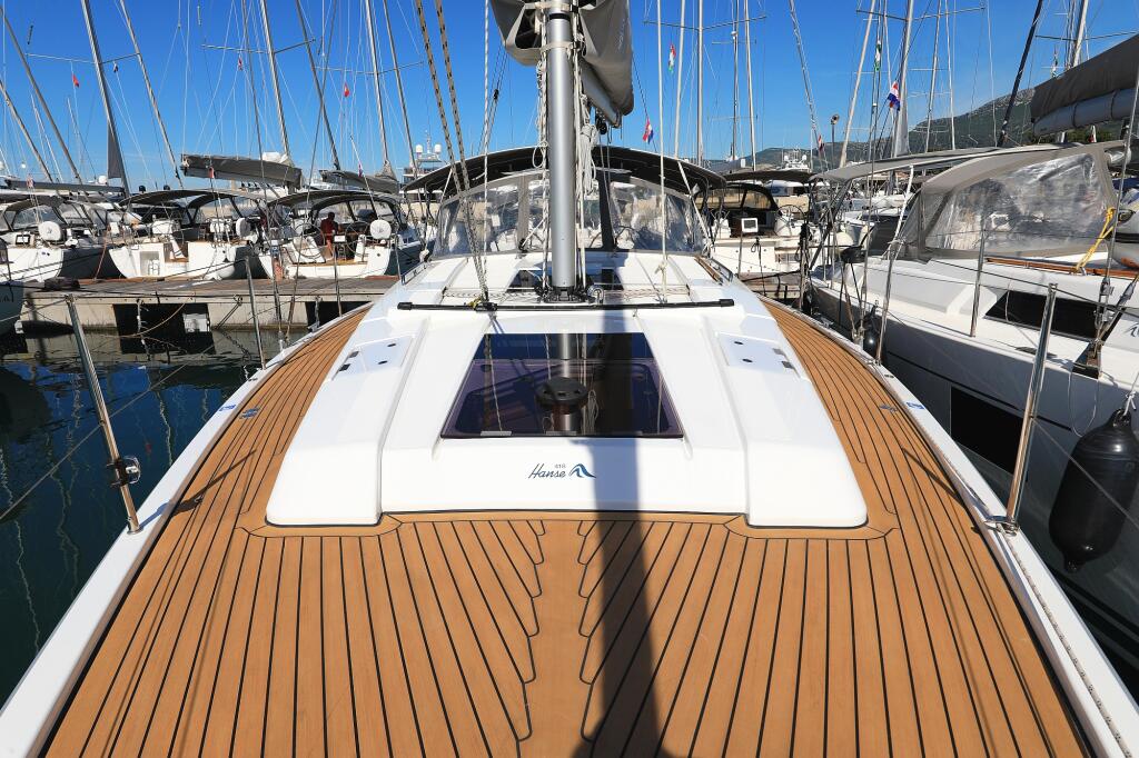 Sailing yacht 
