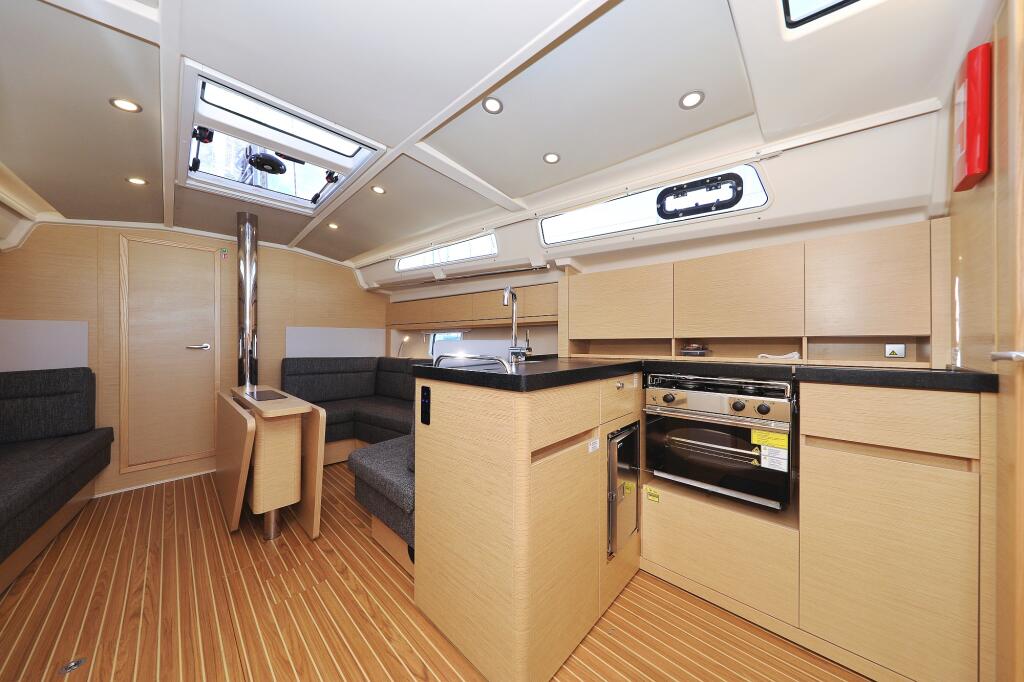 Sailing yacht 