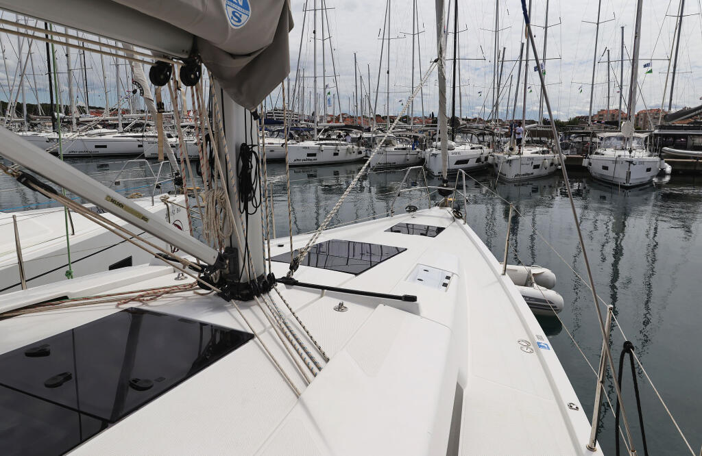 Sailing yacht 