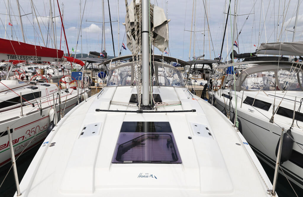 Sailing yacht 