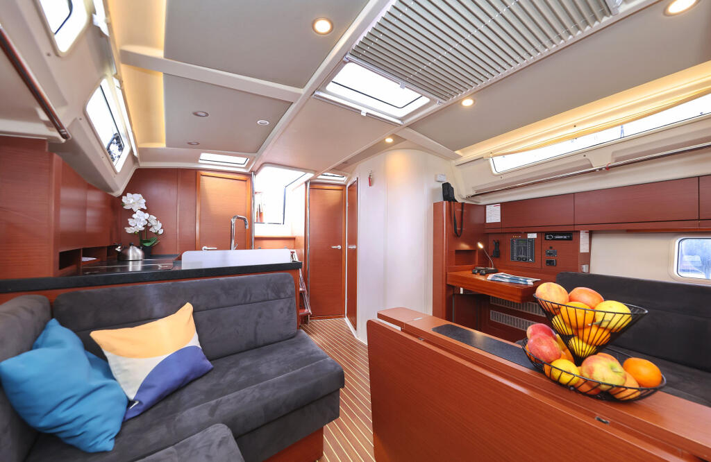 Sailing yacht 