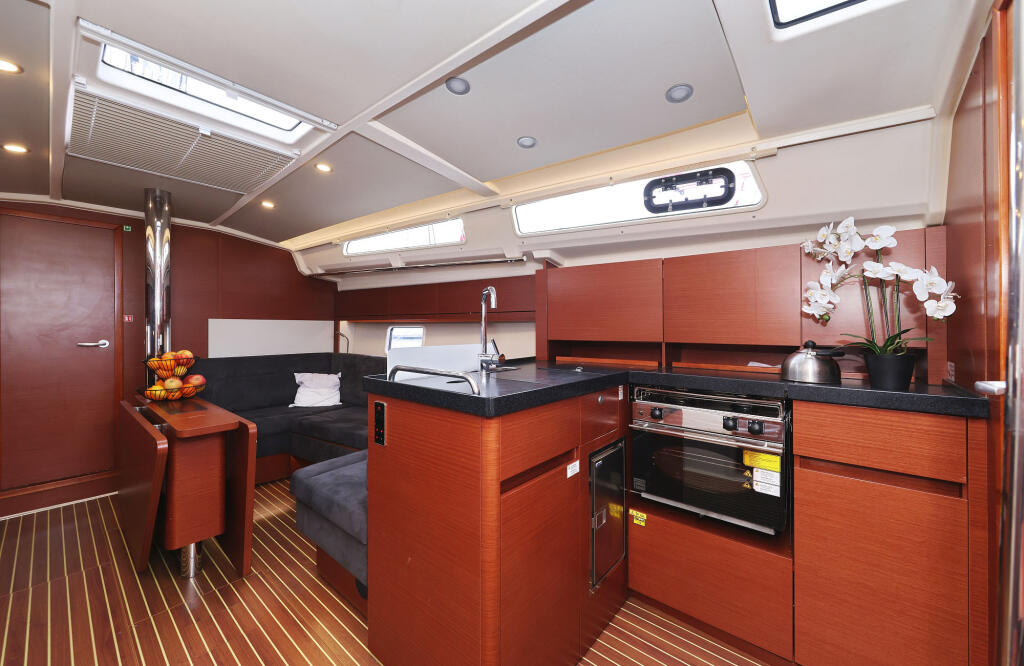 Sailing yacht 