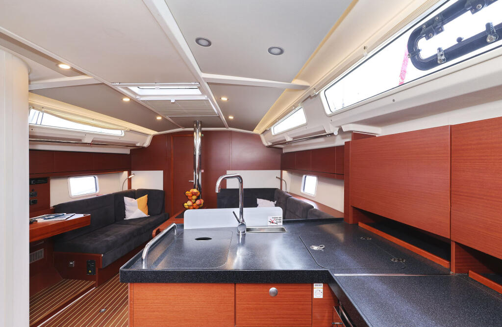 Sailing yacht 