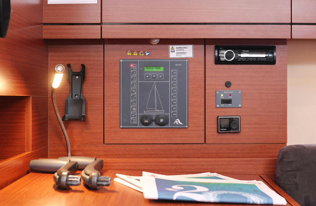 Sailing yacht 