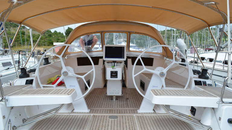 Sailing yacht 
