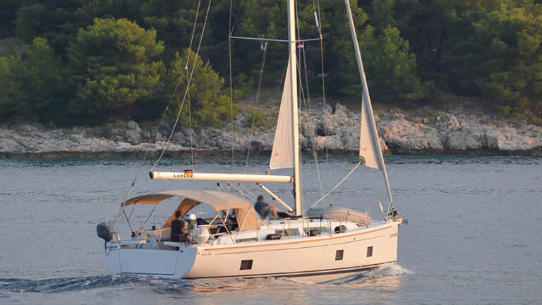 Sailing yacht 