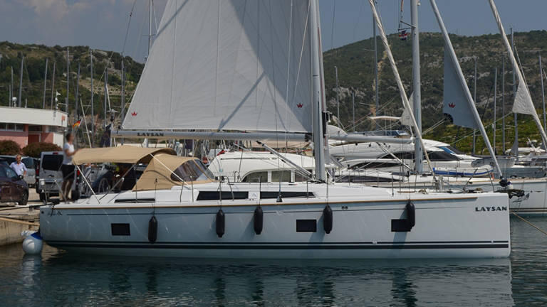 Sailing yacht 