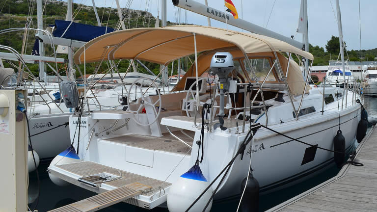 Sailing yacht 