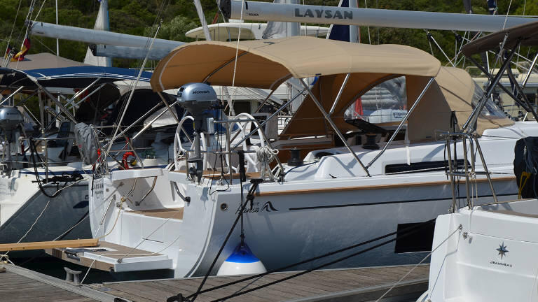 Sailing yacht 
