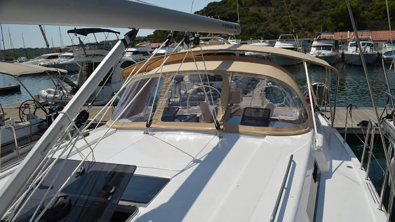 Sailing yacht 