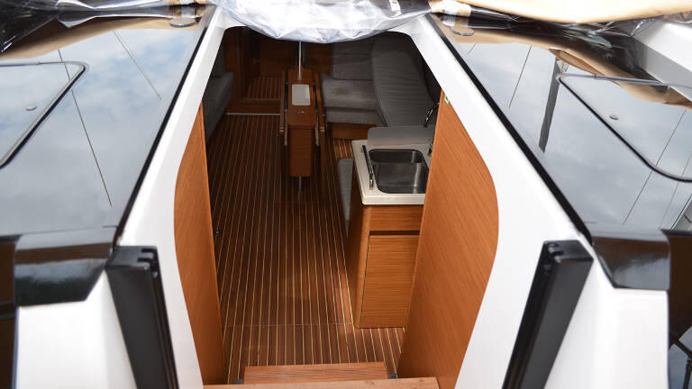 Sailing yacht 