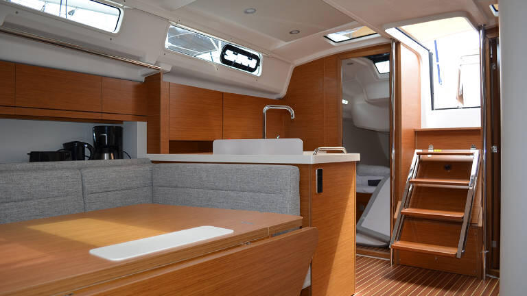 Sailing yacht 