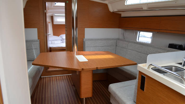 Sailing yacht 