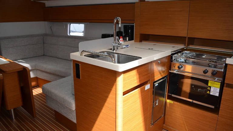 Sailing yacht 