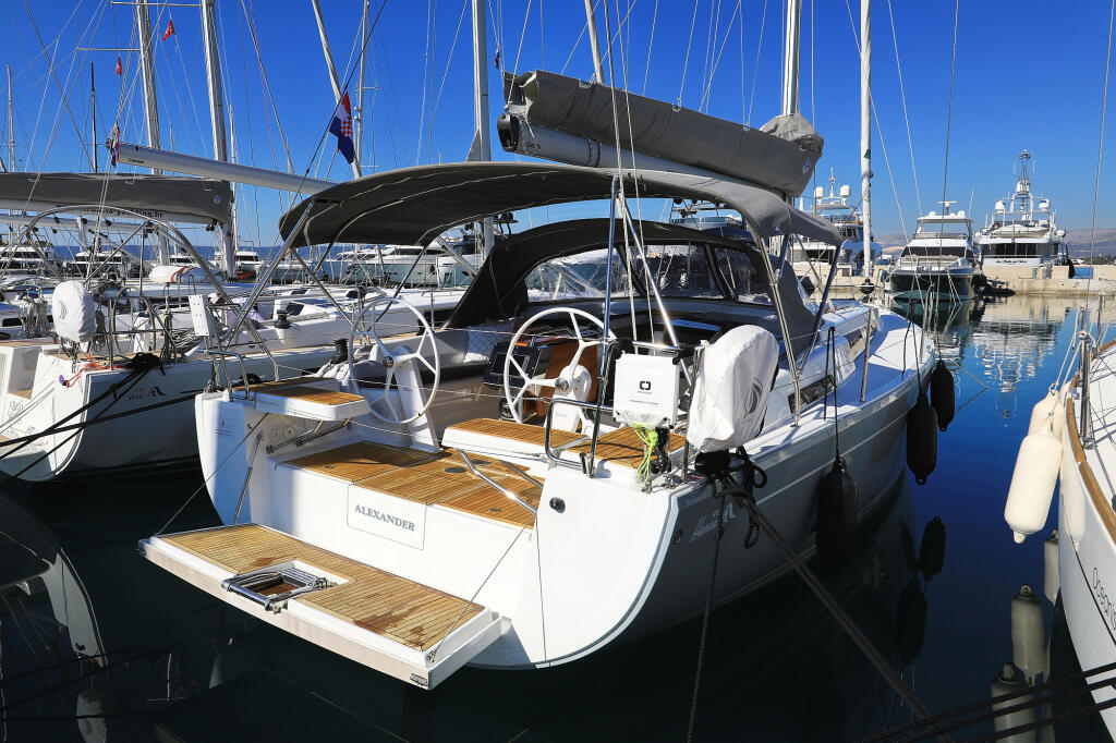 Sailing yacht 