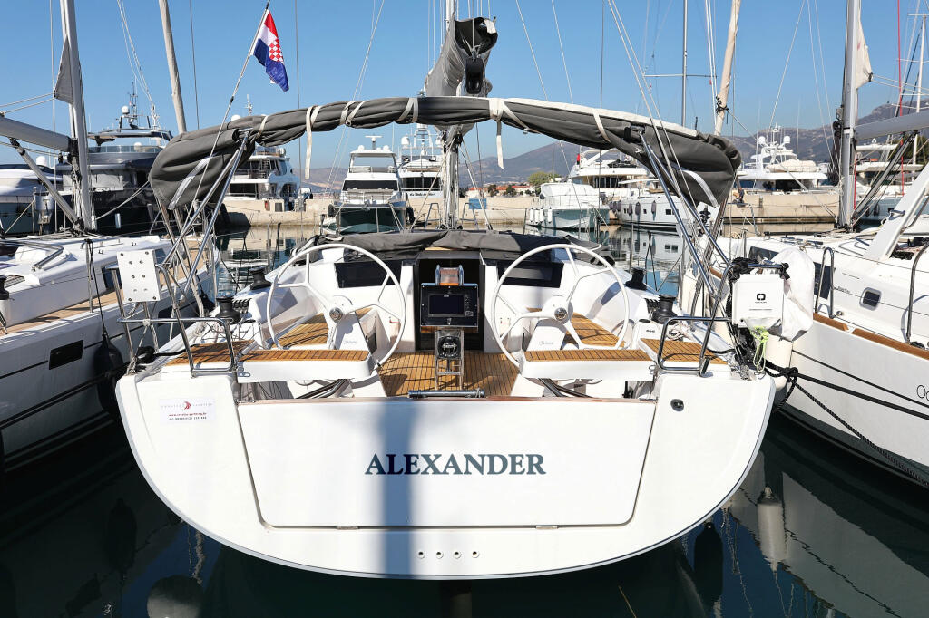 Sailing yacht 