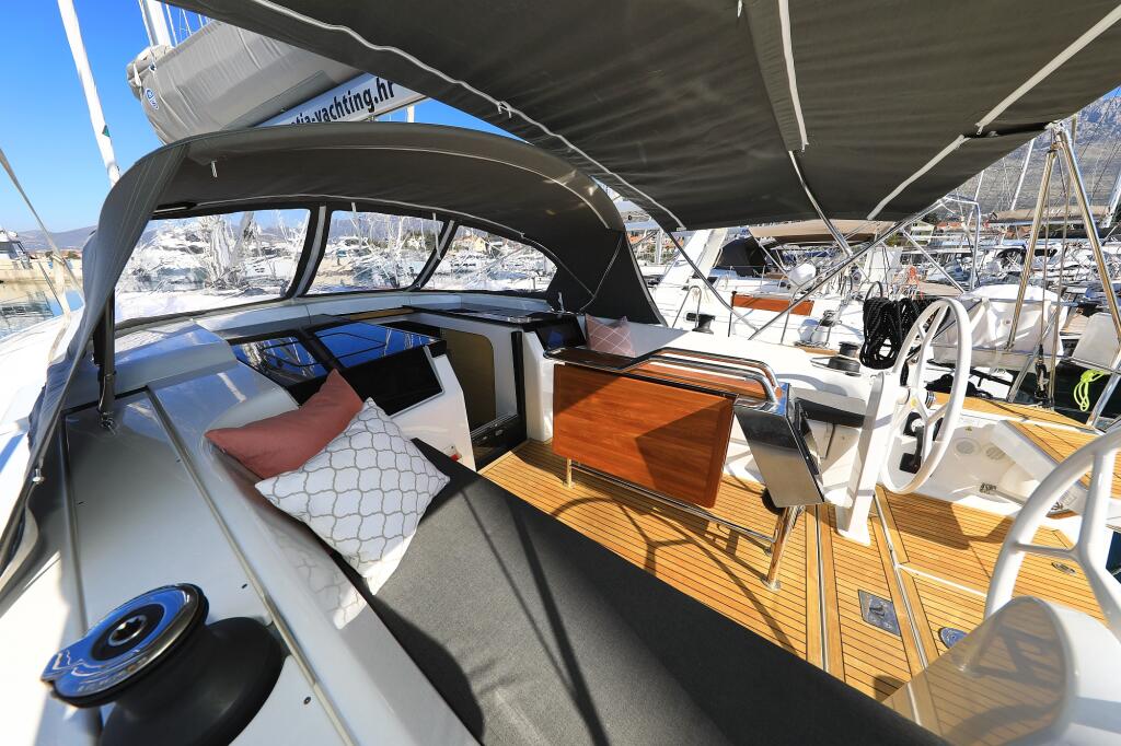 Sailing yacht 
