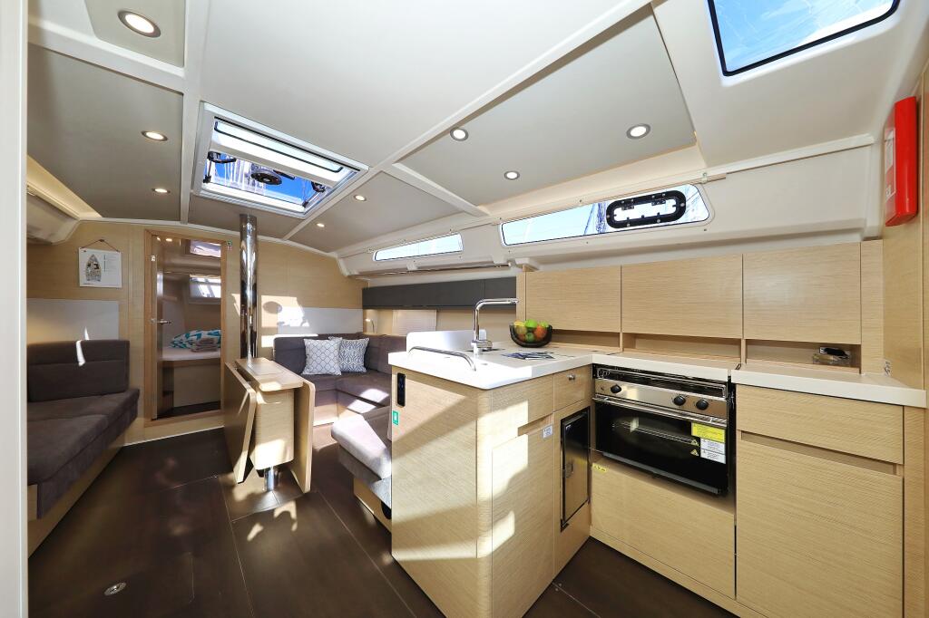 Sailing yacht 