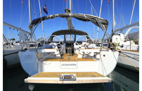 Sailing yacht 
