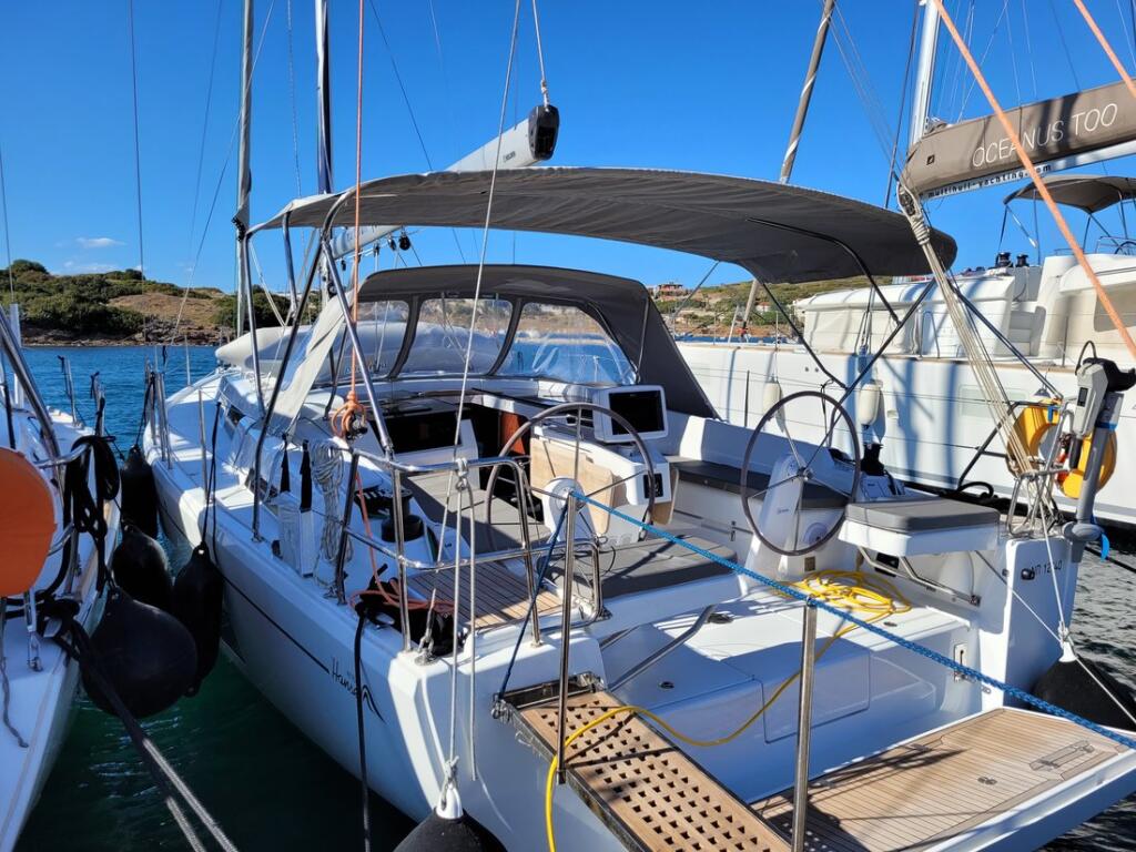 Sailing yacht 