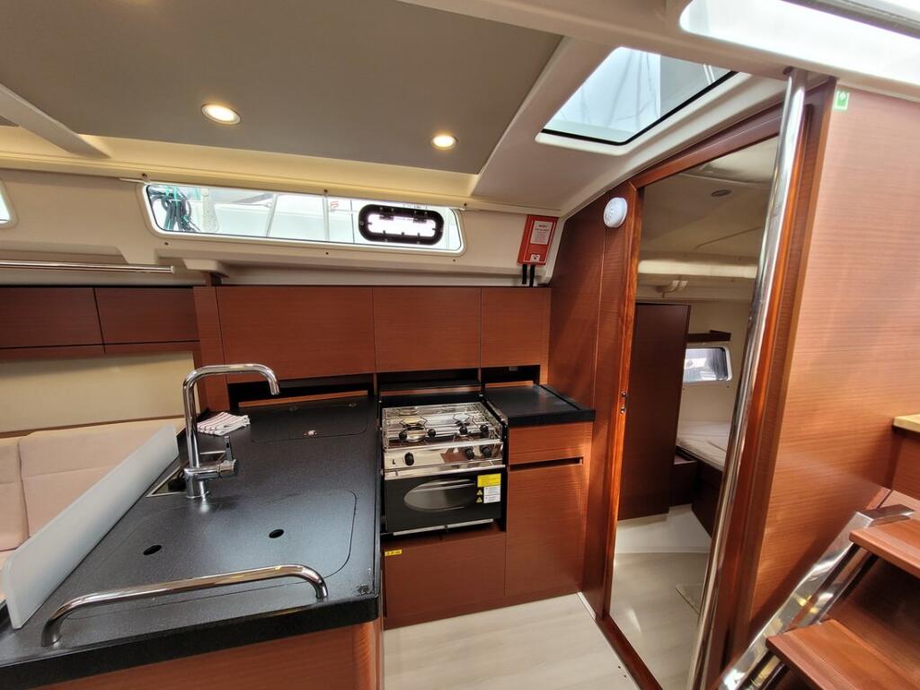 Sailing yacht 