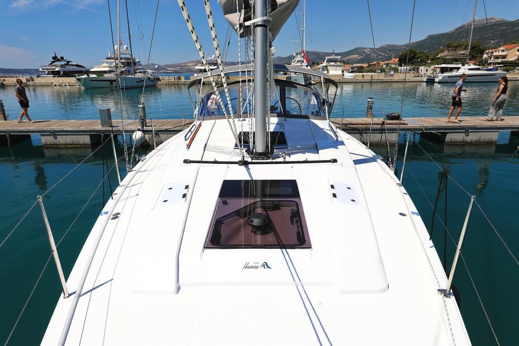 Sailing yacht 