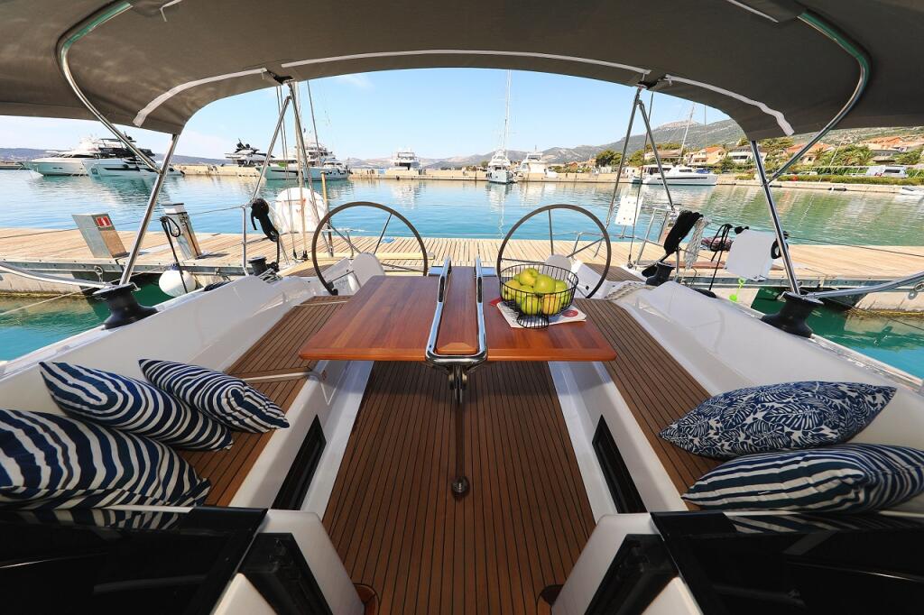 Sailing yacht 