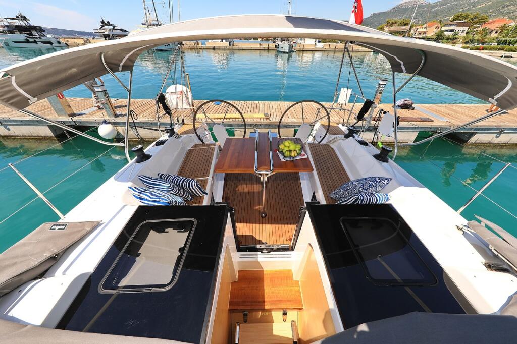 Sailing yacht 