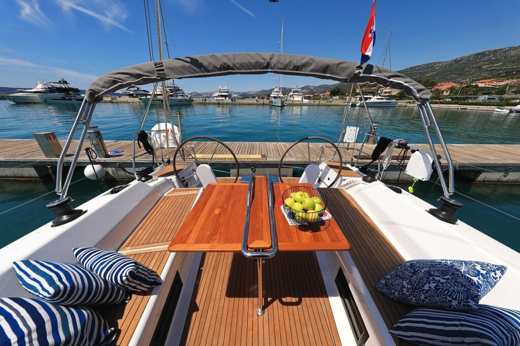 Sailing yacht 