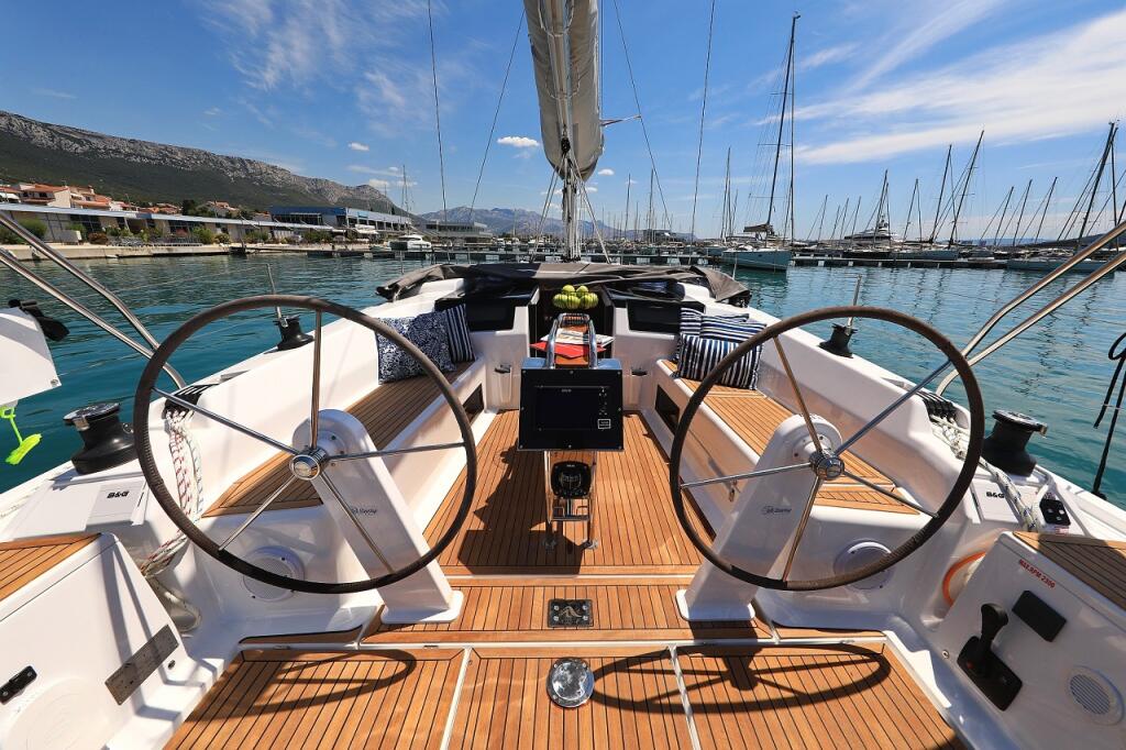 Sailing yacht 