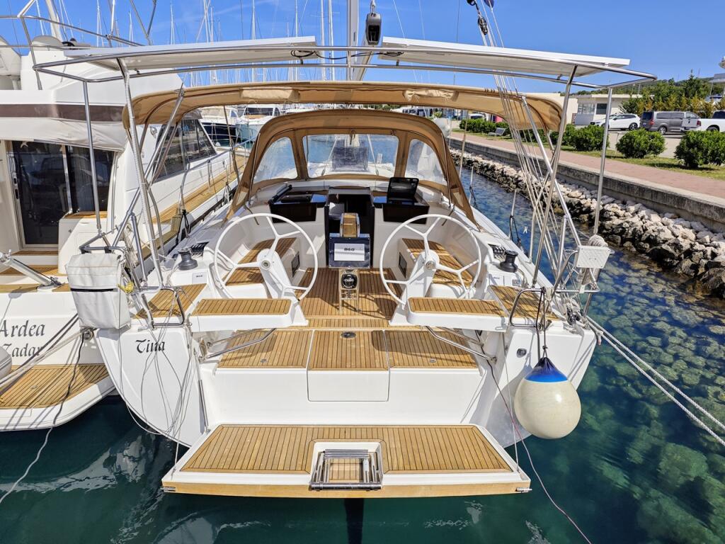 Sailing yacht 