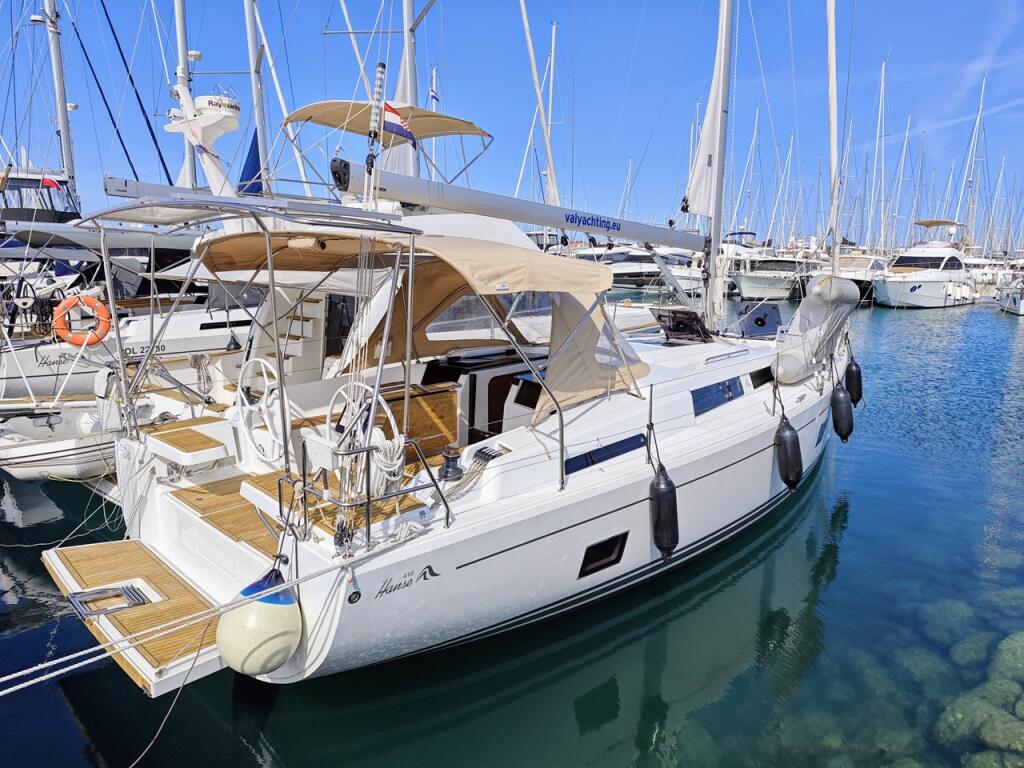 Sailing yacht 