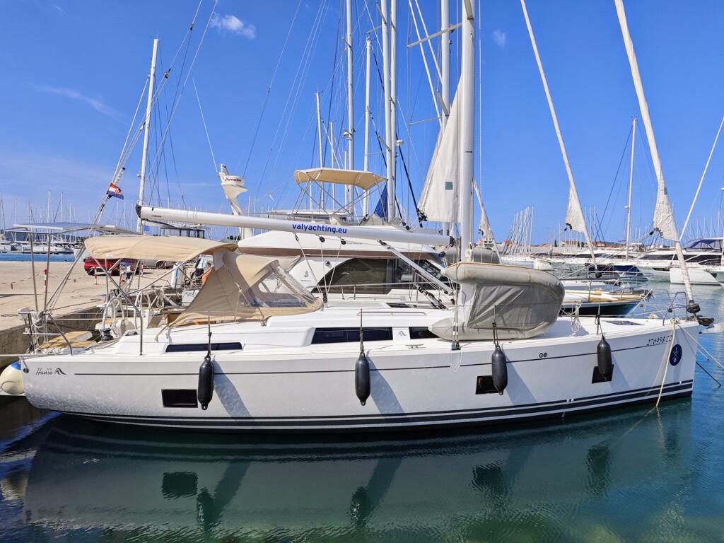 Sailing yacht 