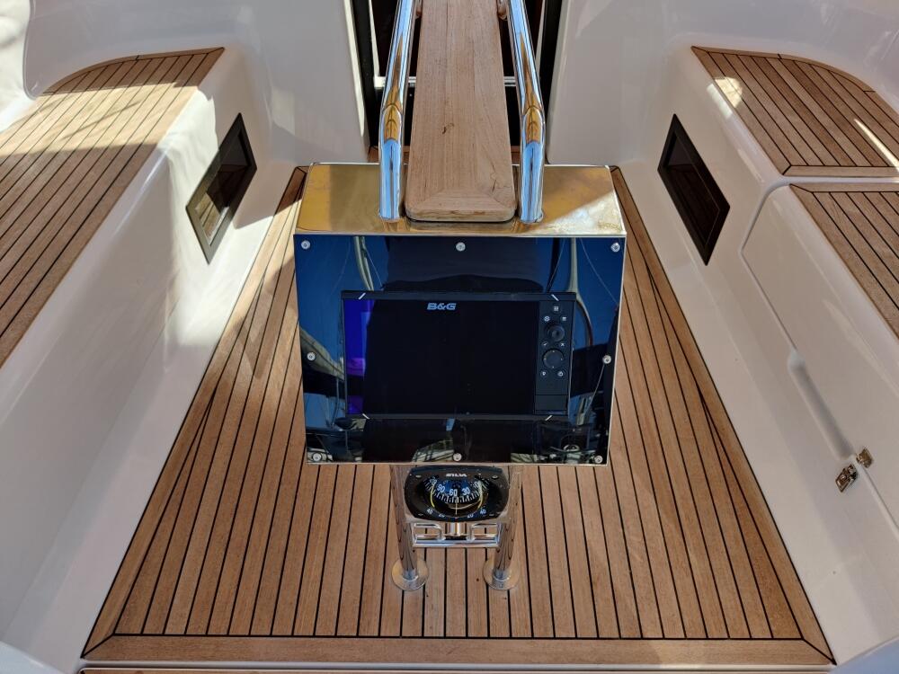 Sailing yacht 