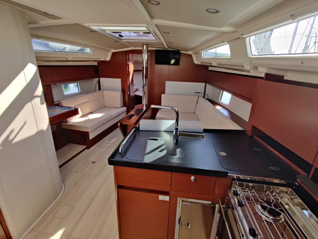 Sailing yacht 