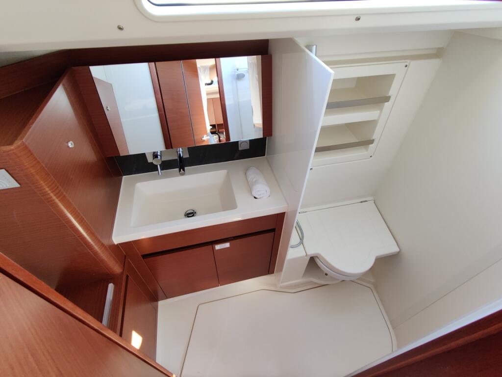 Sailing yacht 