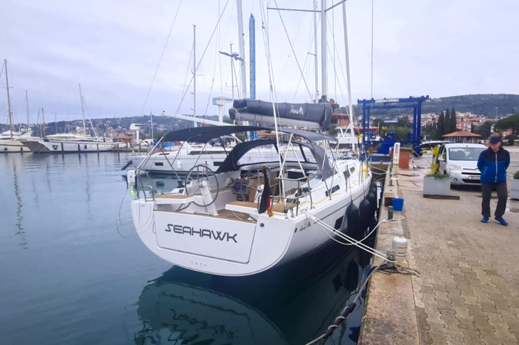 Sailing yacht 
