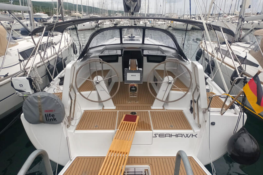 Sailing yacht 