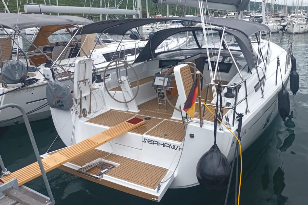 Sailing yacht 