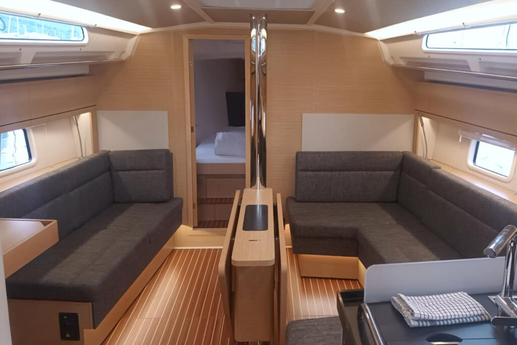 Sailing yacht 
