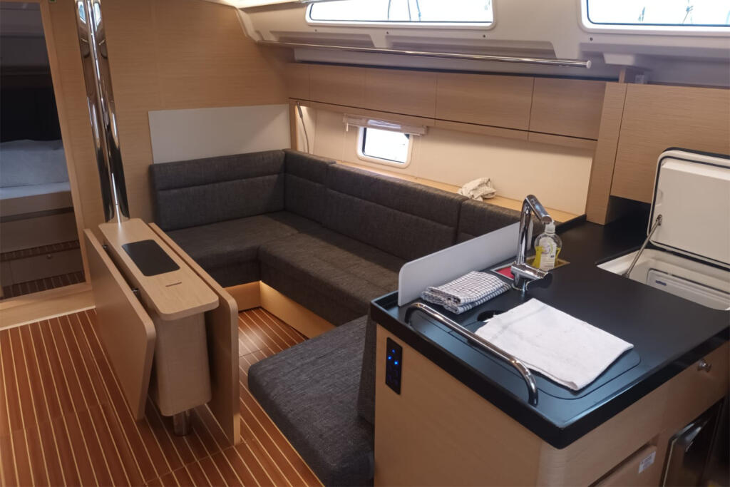 Sailing yacht 