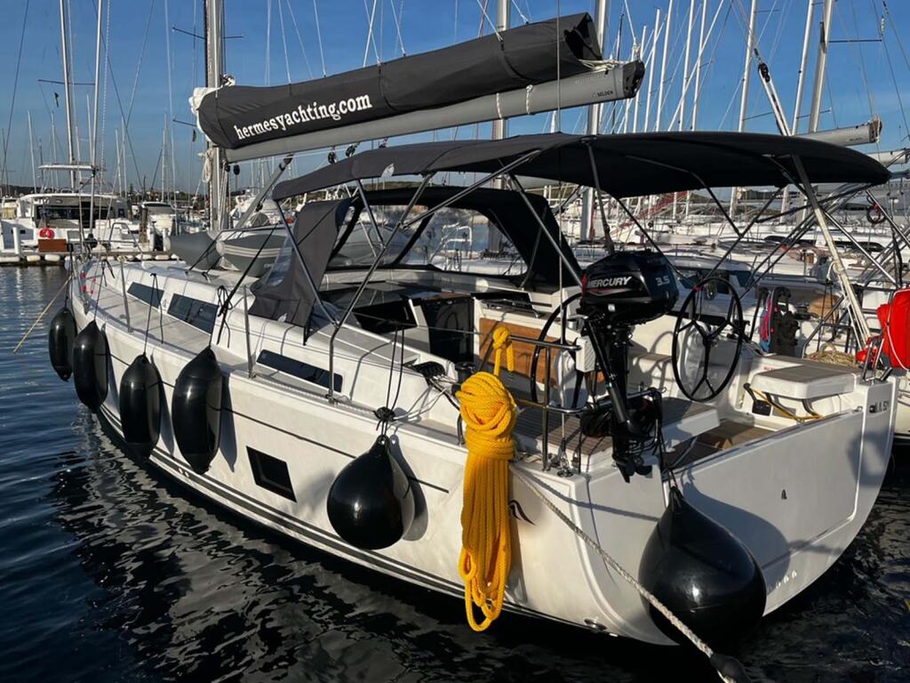 Sailing yacht 
