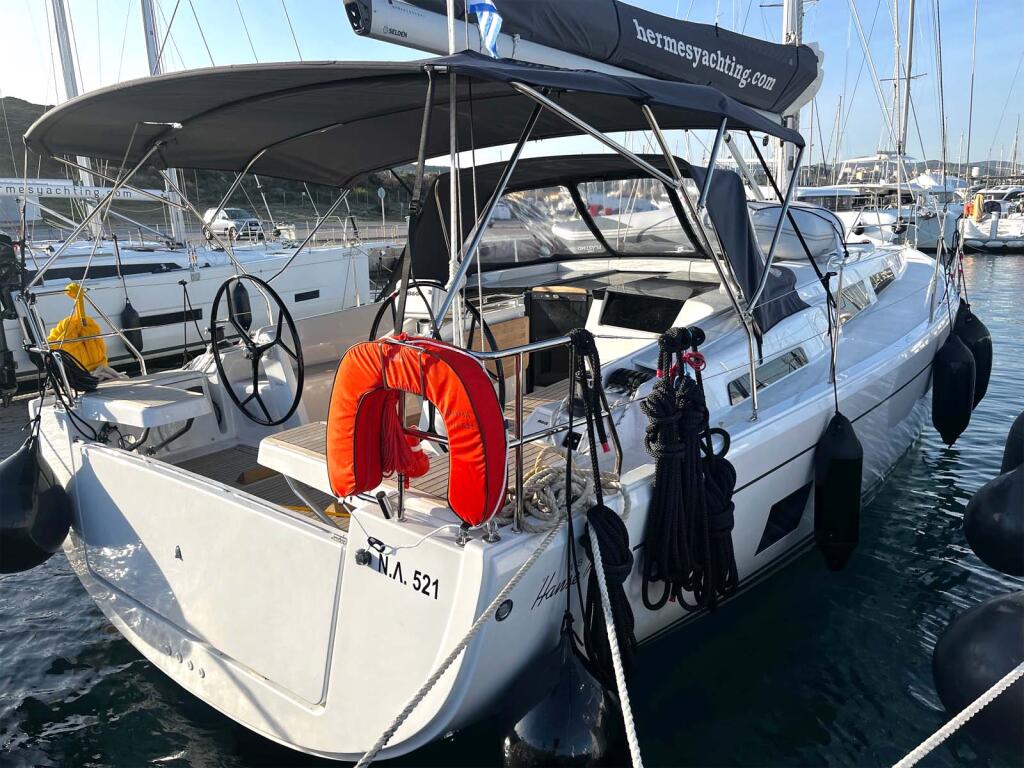 Sailing yacht 