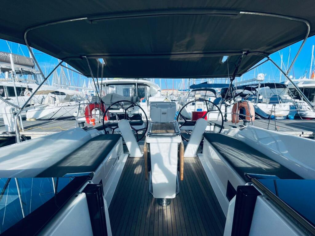 Sailing yacht 
