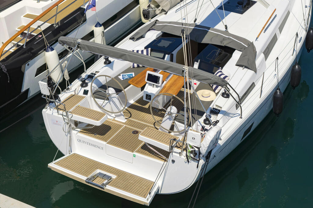 Sailing yacht 