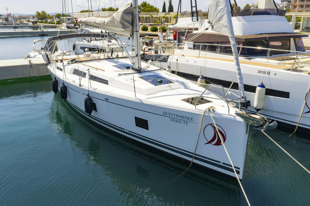 Sailing yacht 