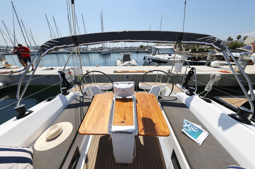 Sailing yacht 