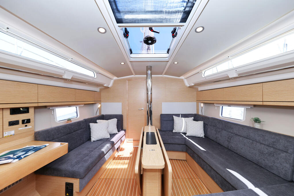 Sailing yacht 