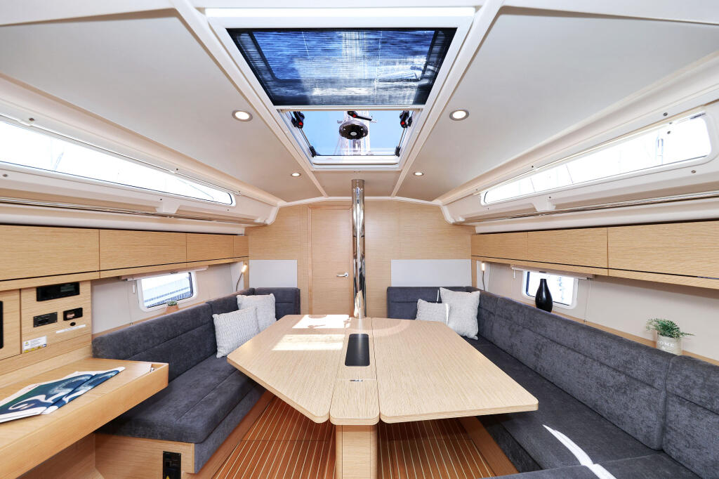 Sailing yacht 