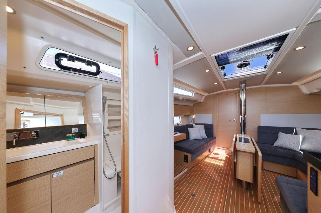 Sailing yacht 